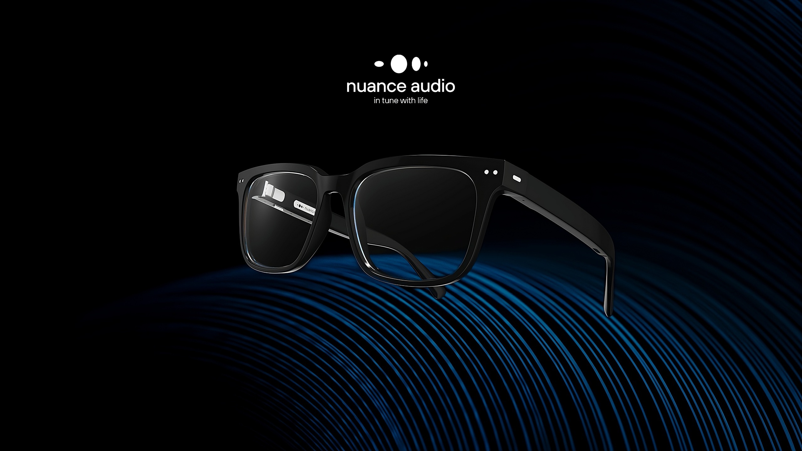 Lunettes auditives Nuance Audio à monture noire présentées sur surface d'ondes acoustiques bleues sur fond sombre
