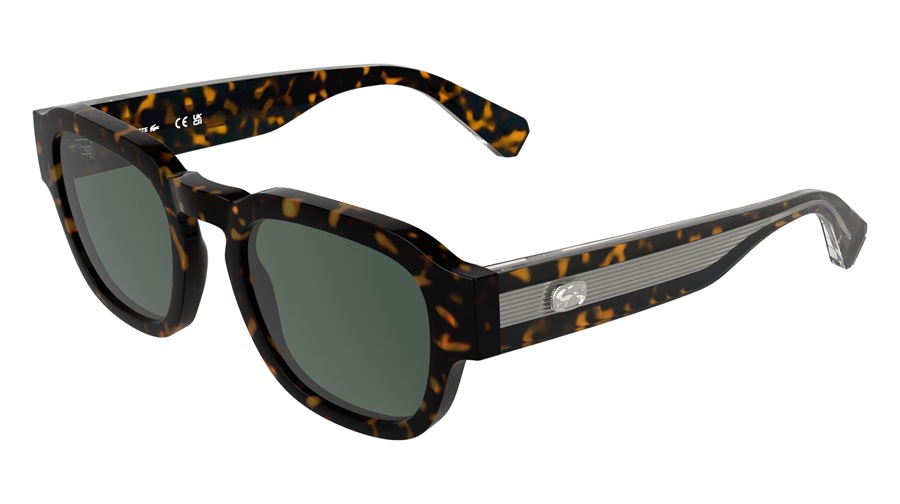Une vue de studio de trois-quarts des lunettes de soleil géométriques Lacoste L6090S avec un motif écaille de tortue "Havana" foncé. La monture présente une face légère en matière bio-injectée et des branches en acétate. La branche latérale laisse apparaître une armature métallique finement gravée et l'emblématique logo crocodile en métal argenté près de la charnière.
