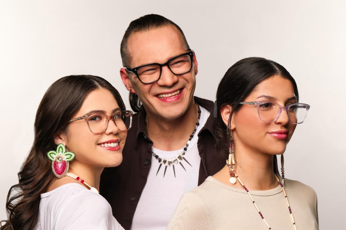 Trois personnes souriantes portant des lunettes Ió:ken Designs avec des illustrations d'inspiration autochtone, présentant les montures au design culturel créées par l'artiste mohawk Bruce Boots
