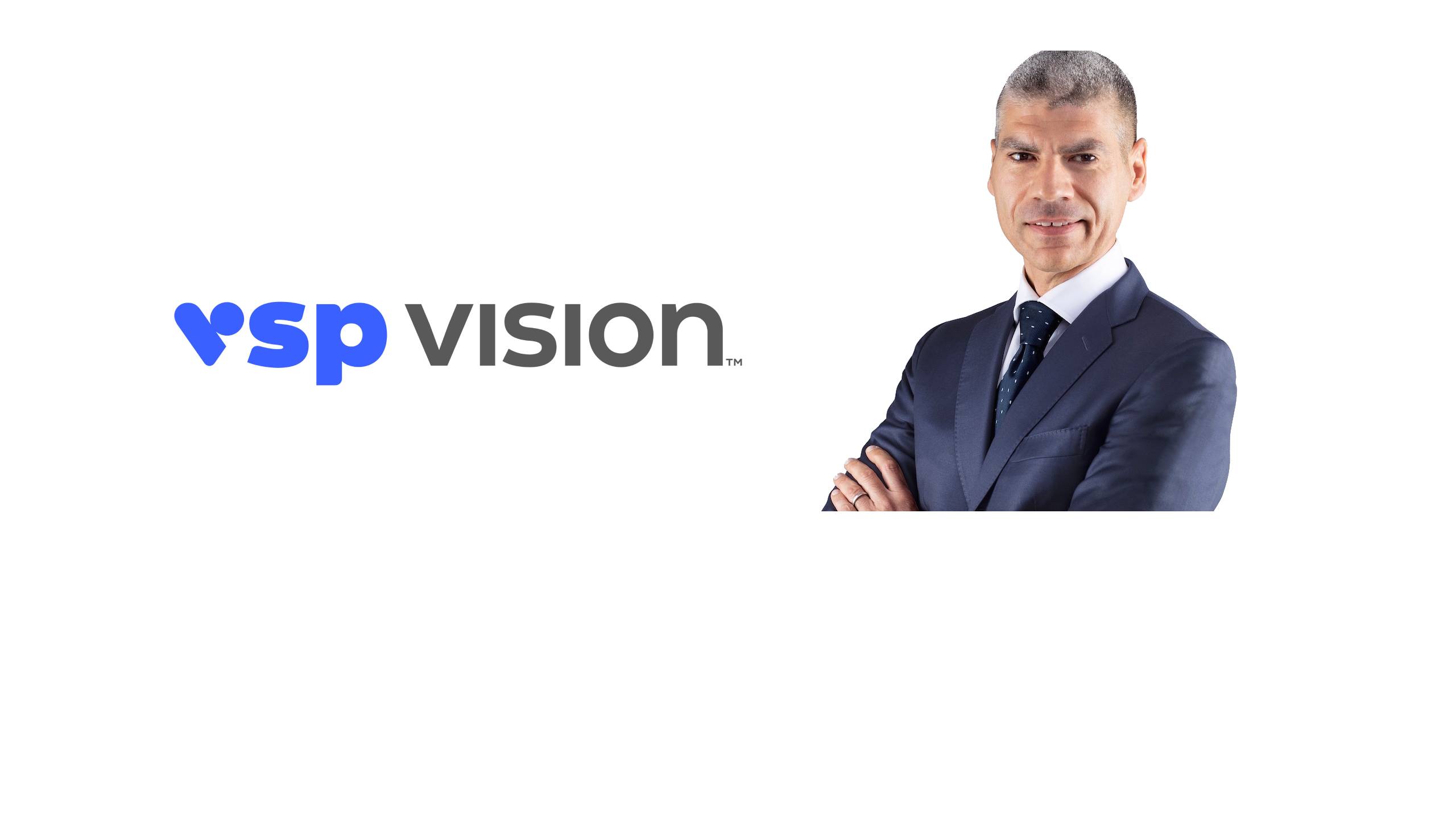 Nicola Zotta, président de l'activité lunetterie chez VSP Vision, debout les bras croisés à côté du logo VSP Vision