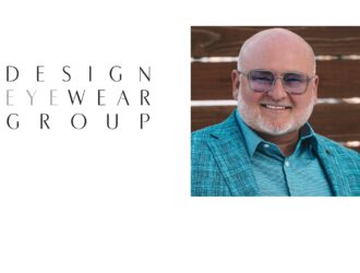 Logo Design Eyewear Group avec portrait professionnel de Heinz Pichler portant des lunettes carrées et un blazer turquoise