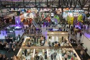 Vue aérienne du salon MIDO 2026 avec stands colorés et foule de visiteurs