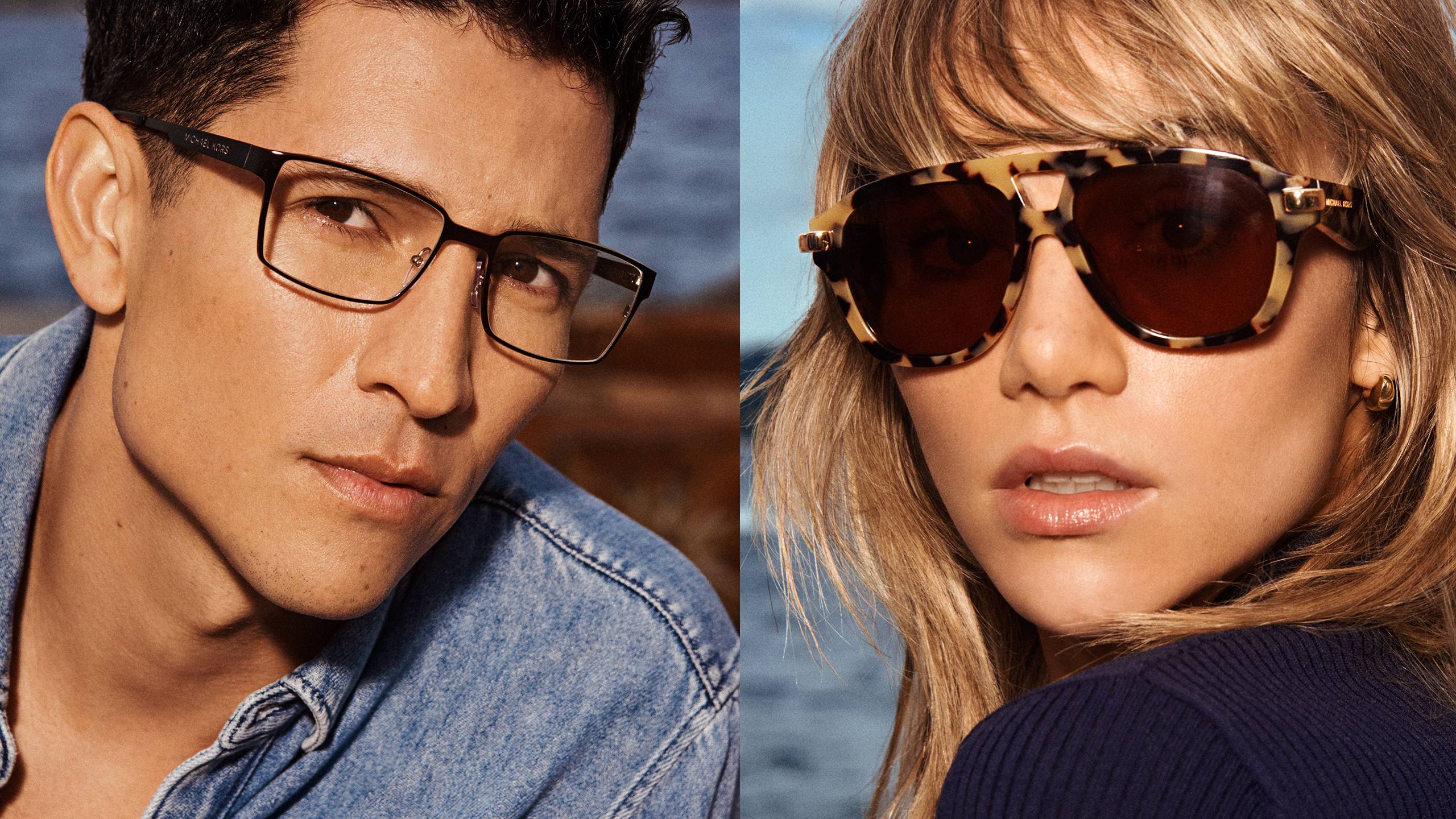 Un portrait en écran scindé présentant Danny Ramirez avec des lunettes de vue à monture noire et Suki Waterhouse portant des lunettes de soleil aviateur en écaille sur un fond côtier.