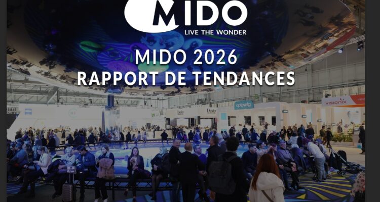 Grand hall d'exposition au salon professionnel de lunetterie MIDO 2026 avec des visiteurs rassemblés autour d'une scène circulaire éclairée en bleu. Le logo MIDO avec le slogan 'Live the Wonder' et le texte 'MIDO 2026 RAPPORT DE TENDANCES' superposés sur la scène. Stands d'exposition de marques comme Optovisol, Desio et Visionix visibles en arrière-plan.