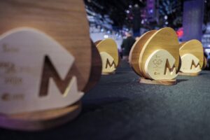 Gros plan des trophées MIDO Awards 2026 présentant des designs circulaires distinctifs en bois avec le logo MIDO et l'inscription G&G Award 2026