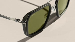Détail rapproché de la construction de la monture MYKITA + OAMC montrant les protections latérales en MYLON