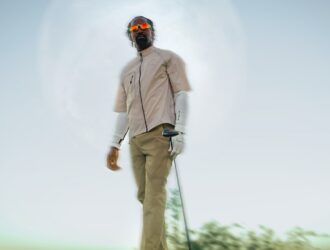JR Smith portant des lunettes Oakley et la collection Fusion avec un club de golf
