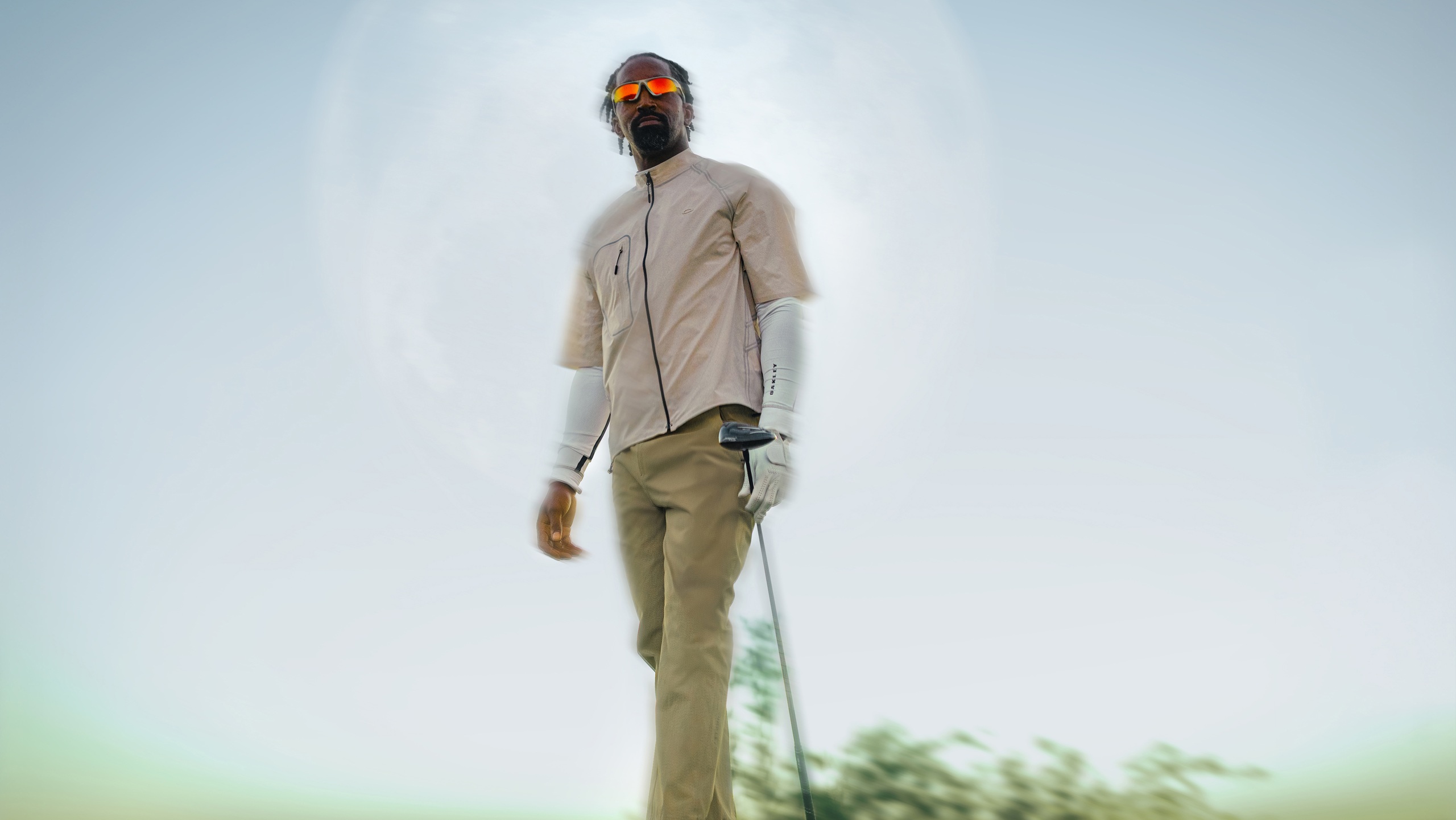 JR Smith portant des lunettes Oakley et la collection Fusion avec un club de golf