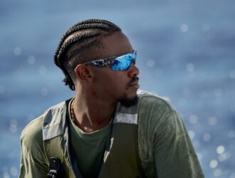 Profil d'Emmanuel Williams sur l'eau, mettant en avant la vue panoramique « plein écran » et le maintien sécurisé des lunettes de soleil Pilothouse PRO.