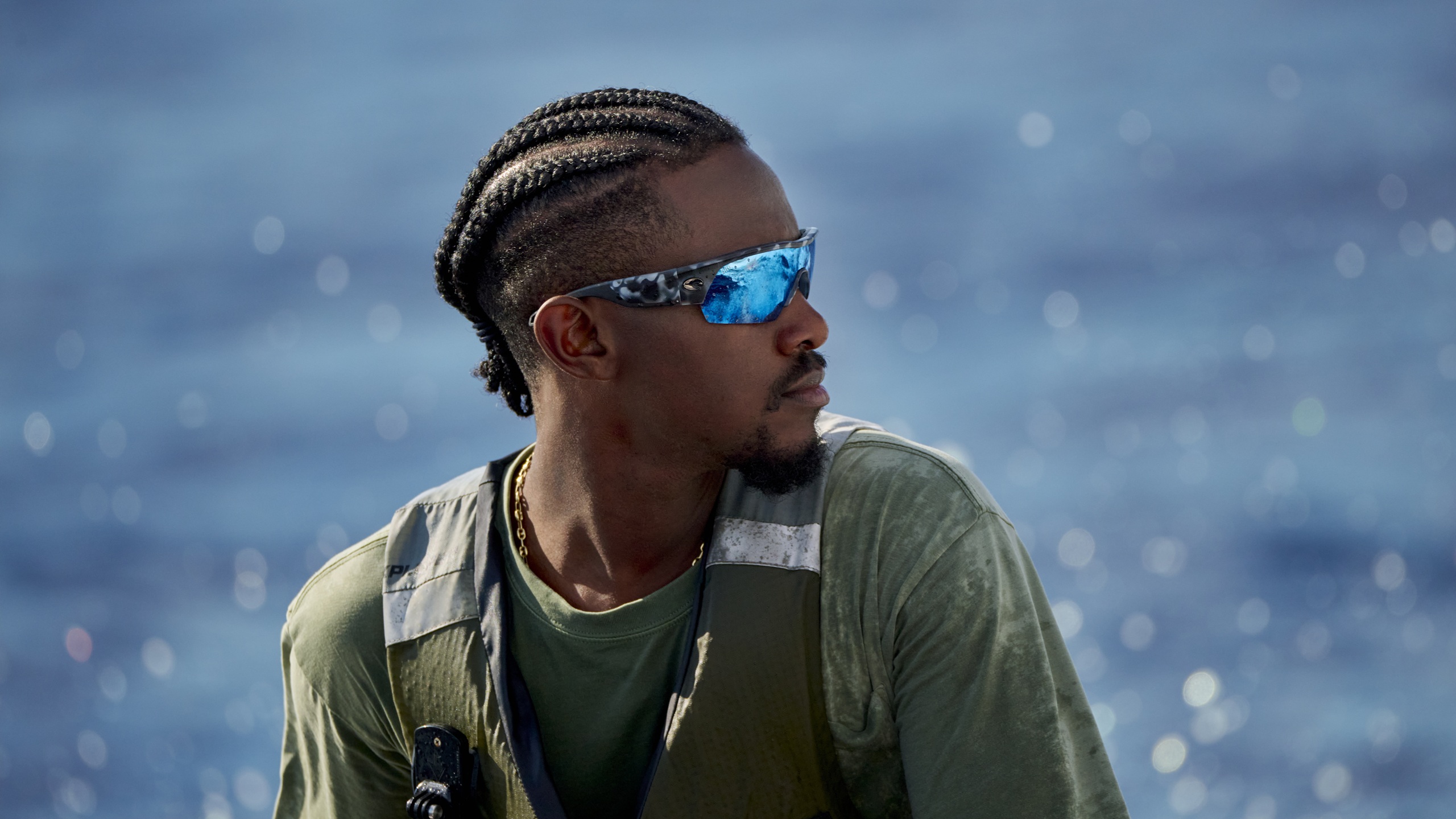 Profil d'Emmanuel Williams sur l'eau, mettant en avant la vue panoramique « plein écran » et le maintien sécurisé des lunettes de soleil Pilothouse PRO.