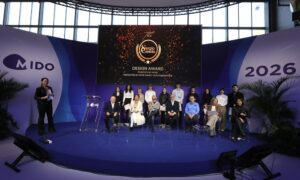 Les finalistes et lauréats du Sergio Cereda Eyewear Design Award 2026 posant avec le jury international au salon MIDO Milano Eyewear.