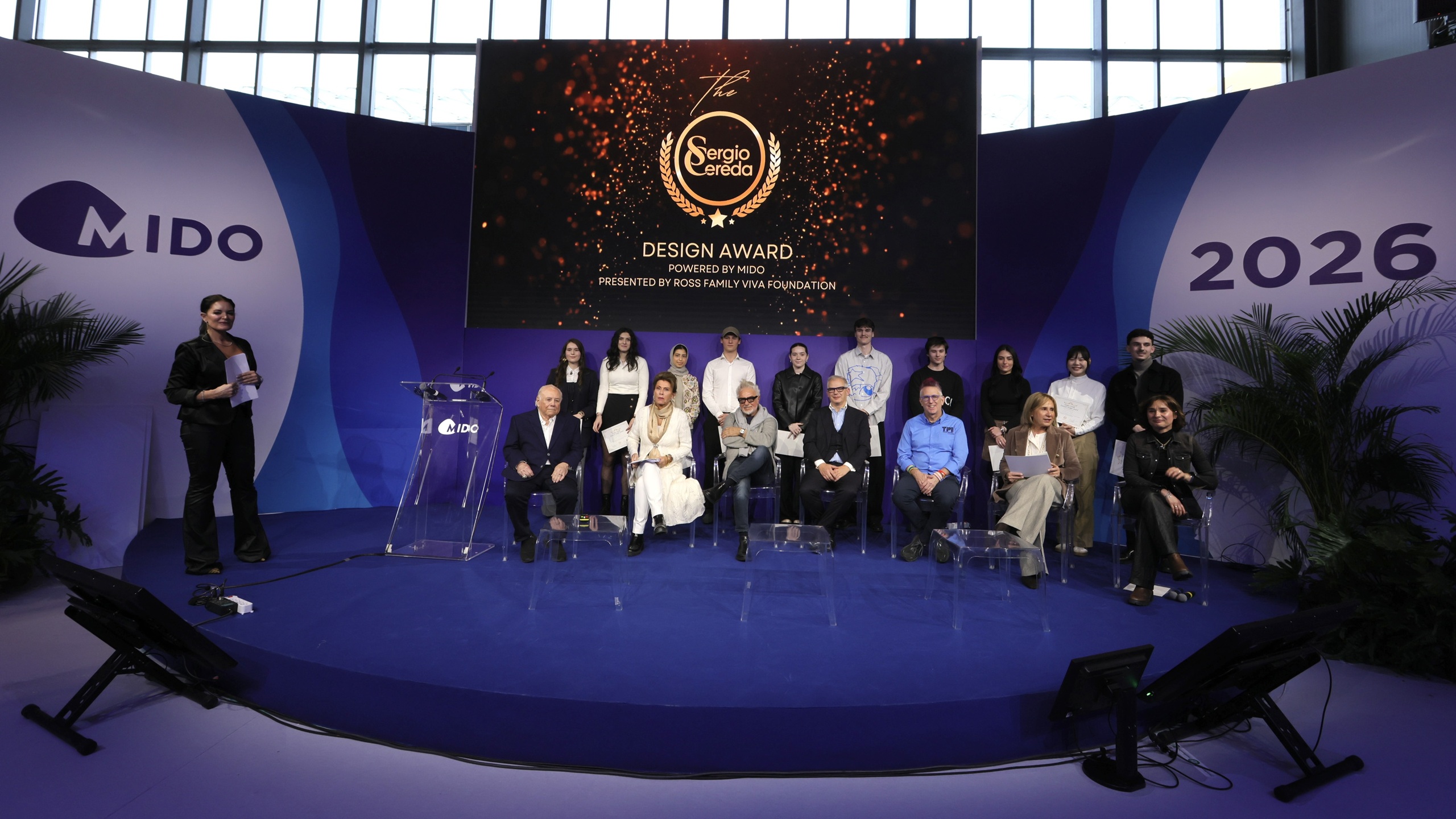 Les finalistes et lauréats du Sergio Cereda Eyewear Design Award 2026 posant avec le jury international au salon MIDO Milano Eyewear.