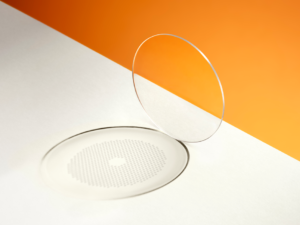Gros plan d'un verre de lunettes MiYOSMART iQ, mettant en évidence le Triple Enhanced Design (DIMS TED) avec sa zone de traitement circulaire visible et ses segments de défocalisation en nid d'abeille.