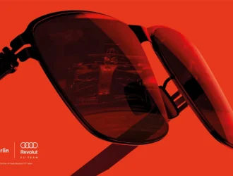 Lunettes de soleil ic! berlin reflétant la voiture de course Audi Revolut F1 Team sur fond rouge vif