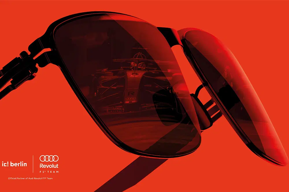 Lunettes de soleil ic! berlin reflétant la voiture de course Audi Revolut F1 Team sur fond rouge vif