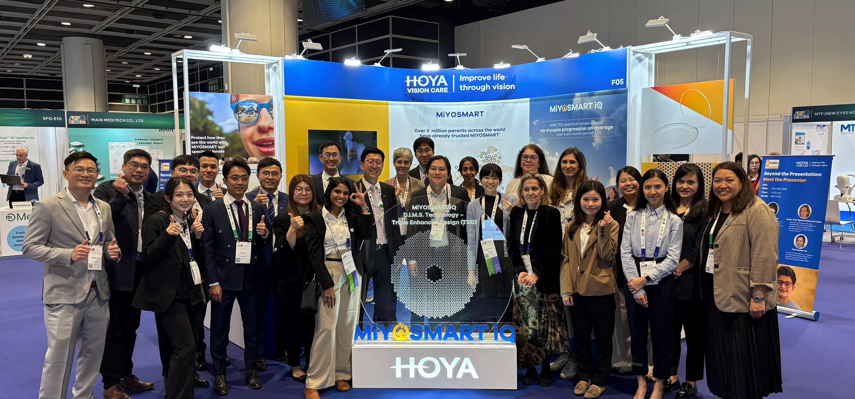 Un groupe important de représentants de HOYA Vision Care réunis lors de l'événement de lancement de MiYOSMART iQ au congrès de l'Asia-Pacific Academy of Ophthalmology à Hong Kong.