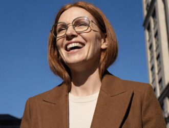 Femme portant des lunettes J.F. REY LIFE à monture géométrique