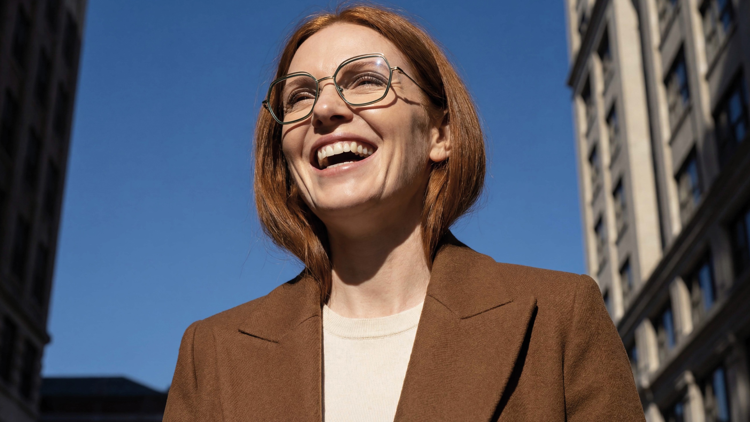 Femme portant des lunettes J.F. REY LIFE à monture géométrique