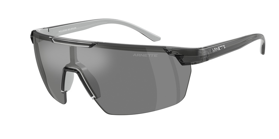 Lunettes de soleil Arnette 0AN4369 à monture enveloppante rectangulaire gris foncé translucide, avec un verre bouclier monobloc à effet miroir gris en polycarbonate biocirculaire. Branches à motif zigzag. Fabriquées en nylon biosourcé. Vue de trois quarts avec le logo ARNETTE visible sur la branche.