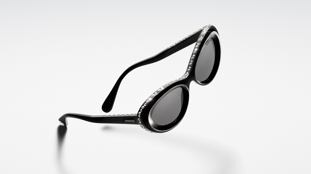 Lunettes de soleil Swarovski SS26 Matrix Pearl en acétate noir avec ornements de cristaux et perles le long de la monture