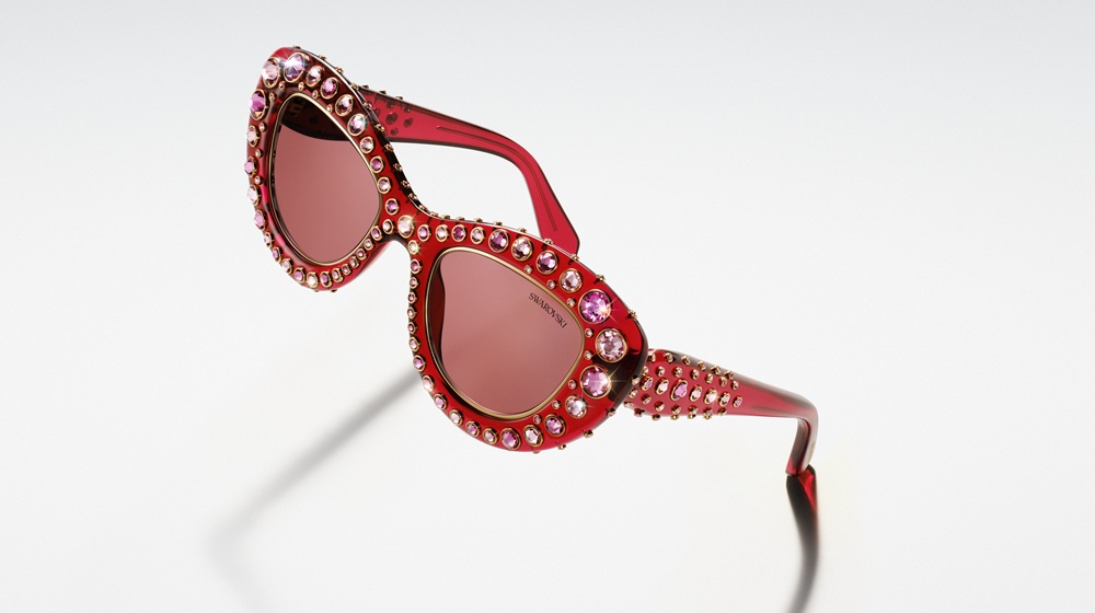 Lunettes de soleil Swarovski SS26 Imber en acétate rouge serties de cristaux roses et rosés