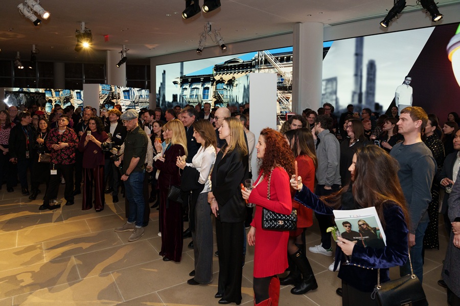 Foule de professionnels et d'acheteurs réunis lors de la soirée de réception de l'exposition Reflections IEE New York à l'IAC Building.