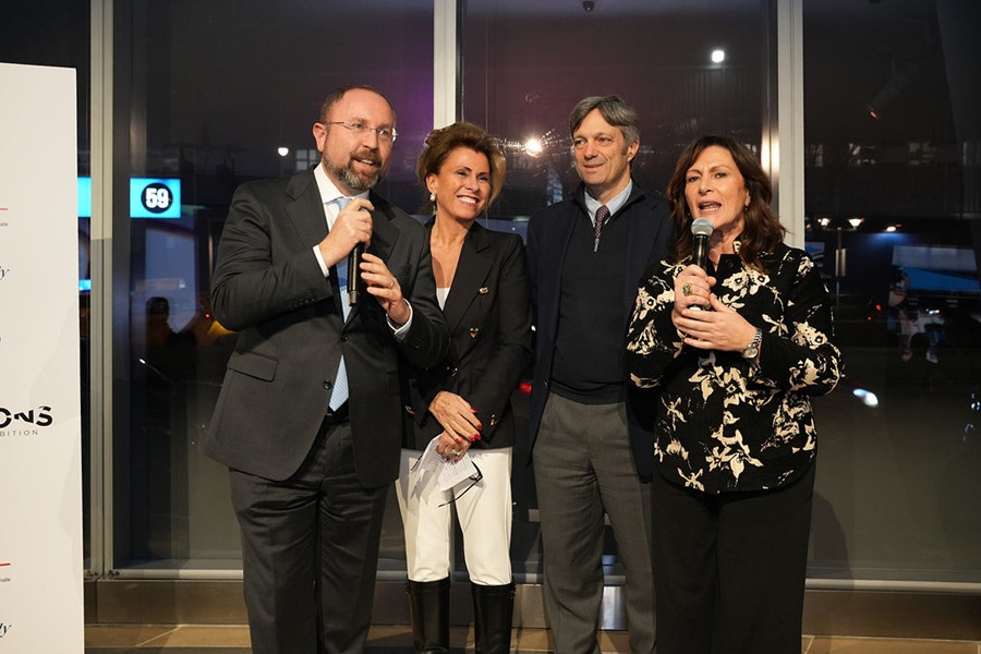 Quatre intervenants institutionnels prenant la parole lors de la cérémonie de clôture de Reflections IEE New York.