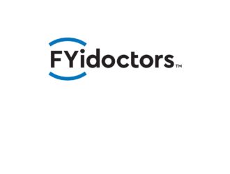 logo de FYidoctors présentant le nom de la marque en lettres noires grasses sans empattement. Le texte est encadré par deux lignes courbes bleues, l'une au-dessus et l'autre en dessous, rappelant la forme d'un œil ou d'une lentille. Un petit symbole TM figure à droite.