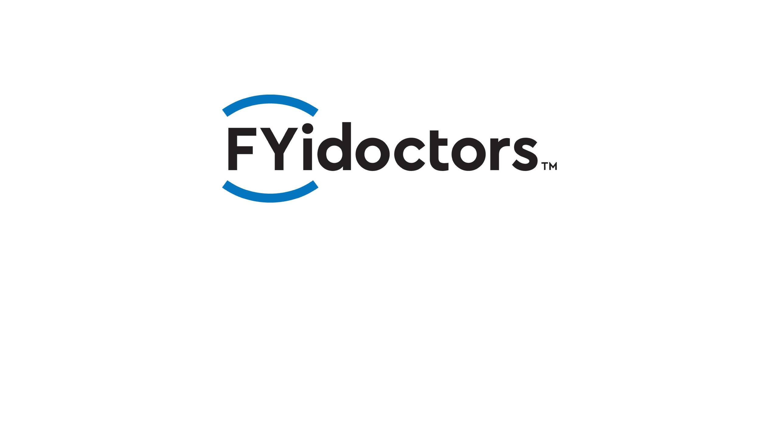 logo de FYidoctors présentant le nom de la marque en lettres noires grasses sans empattement. Le texte est encadré par deux lignes courbes bleues, l'une au-dessus et l'autre en dessous, rappelant la forme d'un œil ou d'une lentille. Un petit symbole TM figure à droite.