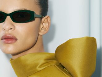 Mannequin portant les lunettes de soleil MELIA en vert forêt — Campagne GIGI STUDIOS Portrait Series