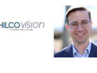 Logo de Hilco Vision accompagné d'un portrait de John Lakey