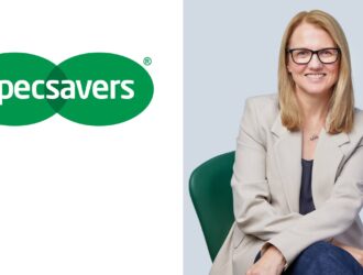 Logo Specsavers accompagné d'un portrait de Jane Hoban, nouvelle directrice générale de Specsavers Canada.