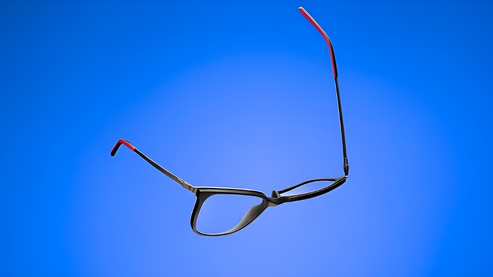 ReForm Eyewear par Mondottica — montures optiques noires flexibles avec des embouts de branches rouges sur fond bleu