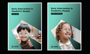 Deux couvertures de documents côte à côte sur fond sombre, toutes deux intitulées « Early Intervention in Paediatric Myopia » et publiées par l'IAPB. La couverture de gauche porte la mention « Policy Brief » et montre un jeune garçon souriant portant des lunettes bleues et faisant un pouce levé. La couverture de droite porte la mention « Guide to Advocacy » et montre une jeune fille souriante portant des lunettes, sur un fond géométrique sarcelle.
