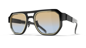 Lunettes Blackfin Prometheus Two en PVD Obsidian Black Gold avec jantes en aluminium Or Clair, vue trois quarts, mettant en valeur le spoiler latéral, les verres dégradés bicolores bleu-ambre et les embouts de branches en acétate gris transparent.