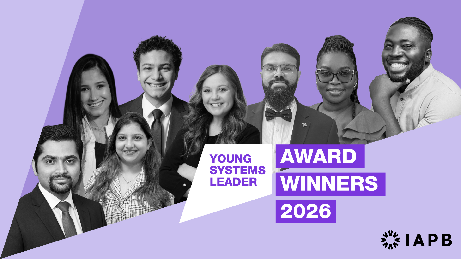 Huit lauréats du Prix Young Systems Leader 2026, présentés en portraits noir et blanc sur fond violet, accompagnés du logo de l'IAPB et du texte « Young Systems Leader Award Winners 2026 ».