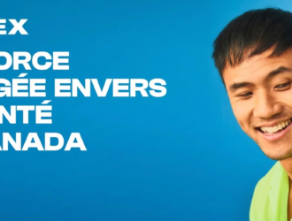 Identité visuelle d'Apotex montrant un jeune homme souriant vêtu d'une chemise vert citron sur un fond bleu vif. À sa gauche, le nom 'APOTEX' figure en lettres blanches grasses au-dessus du slogan 'UNE FORCE ENGAGÉE ENVERS LA SANTÉ AU CANADA'.