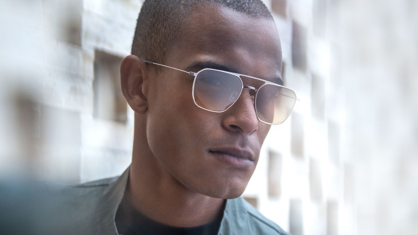 Homme portant les lunettes de soleil Blackfin Davenport double-pont en Shiny Silver à verres dégradés
