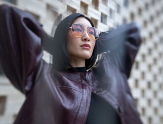 Femme portant des lunettes de soleil oversize à verres dégradés chauds, collection Blackfin Pacific
