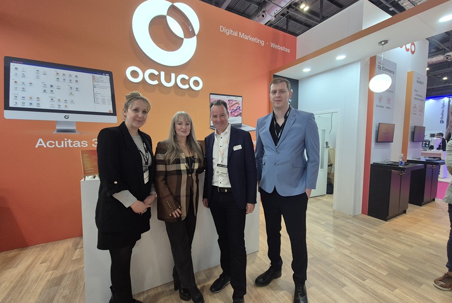 Représentants d'iZySolutions et d'Ocuco lors de leur présentation conjointe sur leur stand au salon 100% Optical.