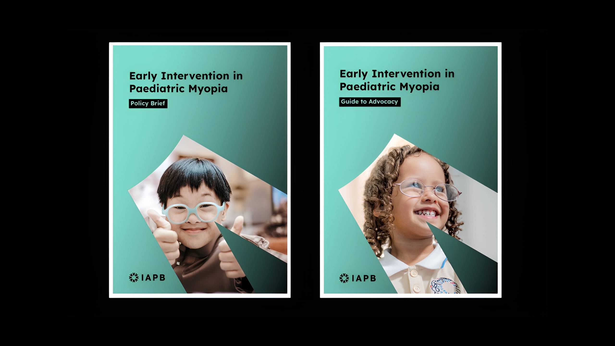Deux couvertures de documents côte à côte sur fond sombre, toutes deux intitulées « Early Intervention in Paediatric Myopia » et publiées par l'IAPB. La couverture de gauche porte la mention « Policy Brief » et montre un jeune garçon souriant portant des lunettes bleues et faisant un pouce levé. La couverture de droite porte la mention « Guide to Advocacy » et montre une jeune fille souriante portant des lunettes, sur un fond géométrique sarcelle.