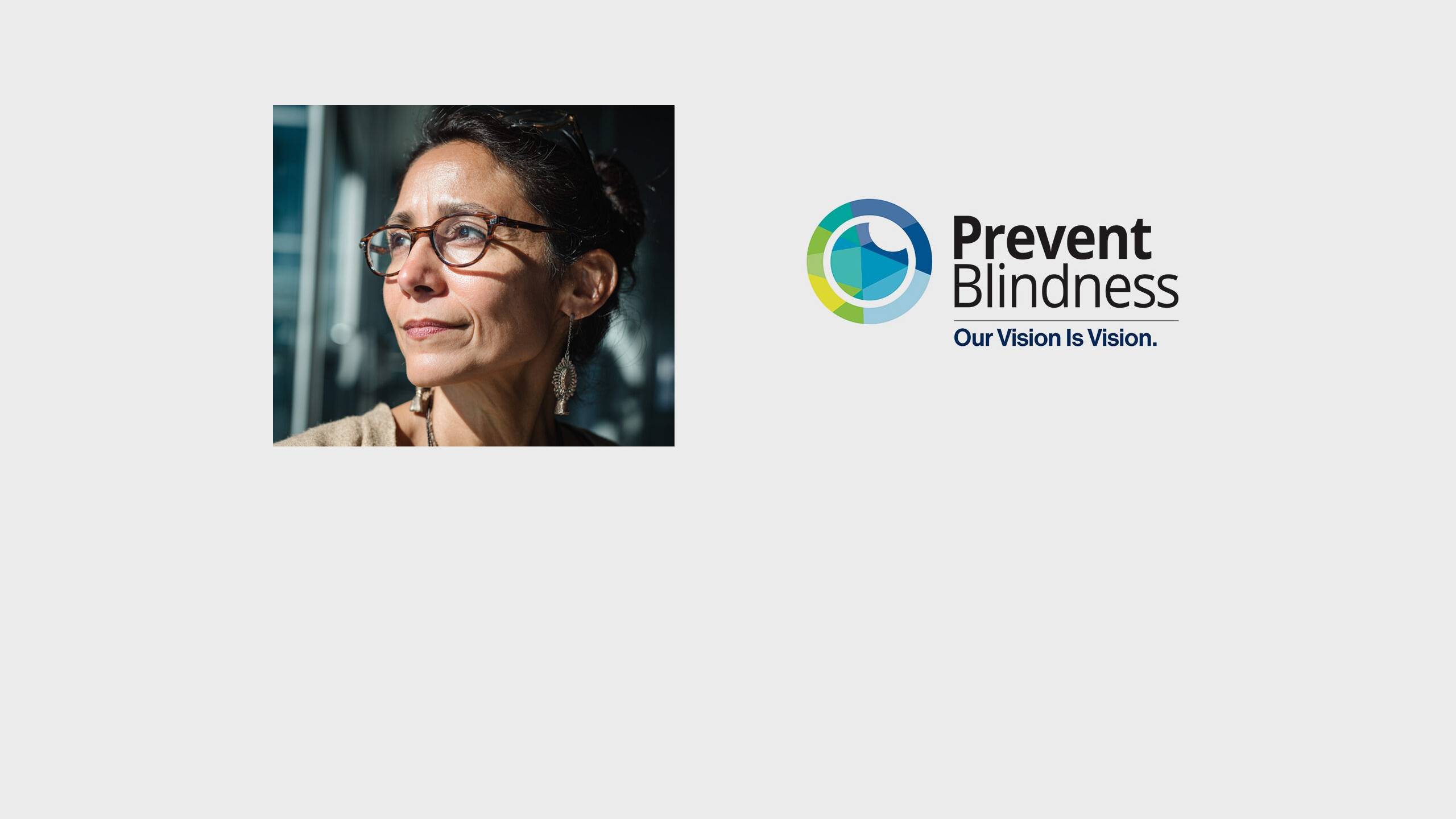 Une femme portant des lunettes en écaille de tortue regarde vers le haut d'un air pensif, aux côtés du logo de Prevent Blindness avec le slogan « Our Vision Is Vision.