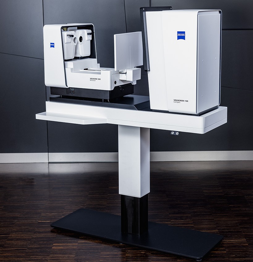 L'unité de réfraction combinée ZEISS VISUCORE 500, comprenant le réfracteur VISUCORE 500 et le projecteur de tests VISUSCREEN 100 Compact, montés sur un support à hauteur réglable, présentés sur fond sombre dans un environnement clinique.