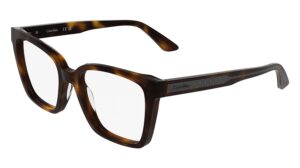 Lunettes optiques Calvin Klein CK26512 en acétate écaille de tortue Havane, silhouette carrée papillon avec motif logo intégral gravé au laser sur l'âme métallique des branches et autocollant logo métallique Calvin Klein