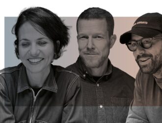 Trois designers eyewear — Marianne Dezes, Lau Ruge et George Eric Clarke — photographiés ensemble sur fond teinté, aux côtés du logo Design Eyewear Group