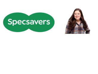 Le logo Specsavers en vert aux côtés d'une photo d'Hilary MacMillan portant des lunettes rondes rose clair et une chemise à carreaux bleu, brun et marine, sur un fond blanc.