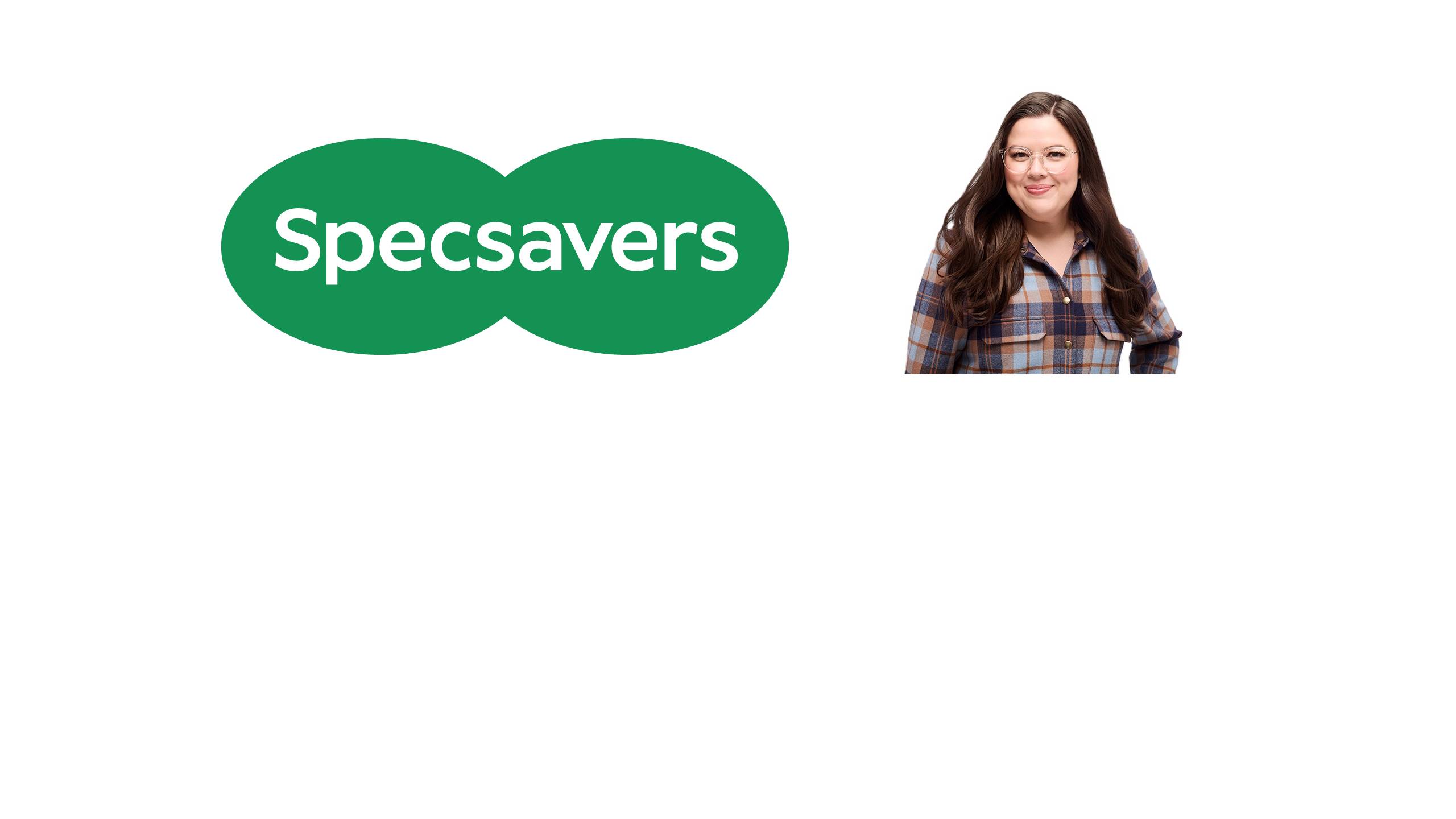 Le logo Specsavers en vert aux côtés d'une photo d'Hilary MacMillan portant des lunettes rondes rose clair et une chemise à carreaux bleu, brun et marine, sur un fond blanc.