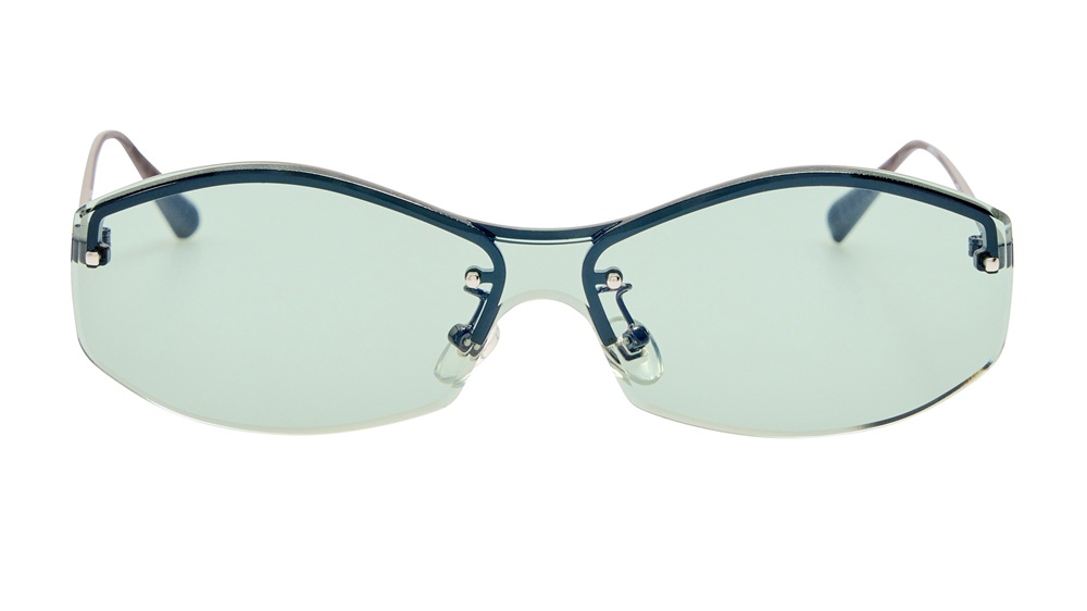 Lunettes de soleil Jacquemus sans monture avec une barre supérieure en métal bleu marine, branches fines et verres teintés vert clair, vue de face sur fond blanc.