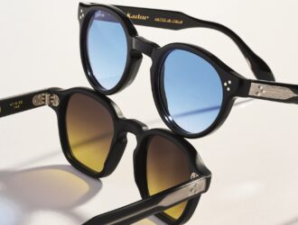 Deux paires de lunettes de soleil Kador superposées — la Premium 66 à monture carrée avec verres dégradés brun-jaune, et la Premium 99 à monture ronde avec verres bleu clair.