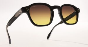Lunettes de soleil Kador Premium 66 en acétate noir avec verres à dégradé brun-jaune, vues de trois quarts arrière.